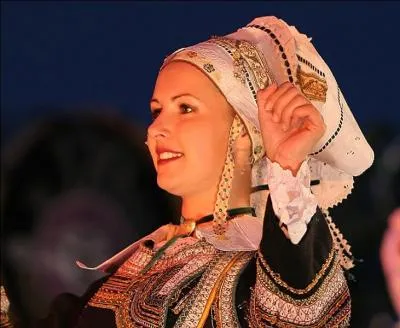 Pas vraiment parents proches,  quelle mode exprime-t-on ce cousinage ?