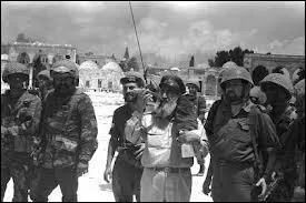 En juin 1967, Isral obtient la victoire face  une coalition arme compose de la Jordanie, la Syrie et l'Egypte. Comment se nomme cette guerre remporte rapidement par les forces israliennes ?