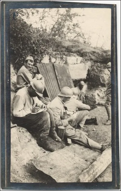 Il écrit 'Le Feu', chronique de la vie des tranchées tirée de son expérience du front :