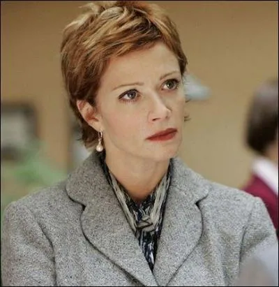 Qui joue le rôle de la directrice Jenny Shepard ?