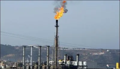 Le raffinage du ptrole dbute par la distillation. Puis vient le ... qui permet d'obtenir les carburants pour automobiles.
