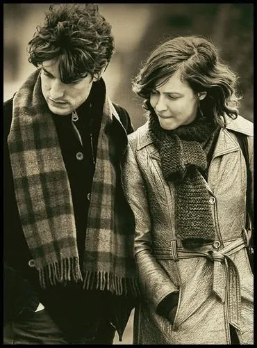 De quel actrice Louis Garrel tombe-t-il perdument amoureux dans le film  La Jalousie , ralis par son pre, Philippe Garel ?