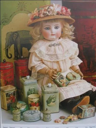 Dans  Les malheurs de Sophie  qu'arrive-t-il  la poupe de Sophie dans un premier temps ?