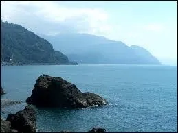 Compltez :   Deux cours d'eau se rencontrent en Allemagne, le nouveau fleuve ainsi form prend le nom de Danube. Il serpente ensuite, en autres : en Autriche, Roumanie , Bulgarie etc. pour finalement se jeter dans  