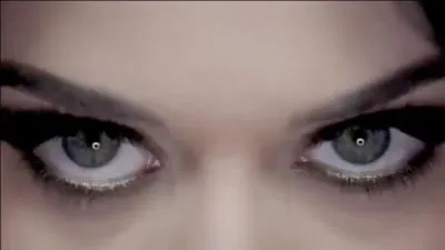 Et moi, je suis l'grie du parfum Killer Queen. Qui suis-je ?