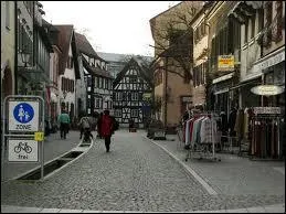 Nous sommes dans les rues de la ville d'Emmendingen. Nous sommes donc ...