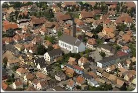 Nous survolons la ville de Marckolsheim. Nous sommes ...