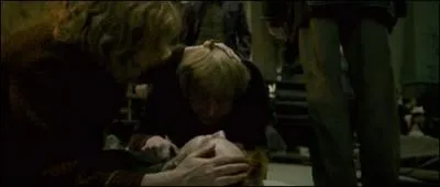 La bataille continue de faire rage entre les murs de Poudlard. Elle oppose toujours les sorciers de l'école et les assaillants. Dans quelles circonstances Fred Weasley perd-il la vie ?
