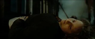 Face à cette atmosphère de désolation, nos amis se frayent un chemin. Hermione Granger tente de venir en aide, en vain, à une élève de Gryffondor, attaquée par le loup-garou Fenrir Greyback. Comment se prénomme-t-elle ?