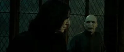 Dans le film "Harry Potter et les reliques de la mort" (Partie II), dans quel endroit de Poudlard Lord Voldemort se cache-t-il lorsqu'il s'entretient en privé avec Severus Rogue ?