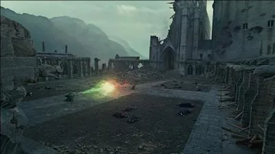 Au même moment, Harry Potter sort de son immobilité et tente de s'échapper. Lord Voldemort, déboussolé, entre dans une furie indescriptible et incontrôlable. Le combat final a lieu. Que se passe-t-il ?