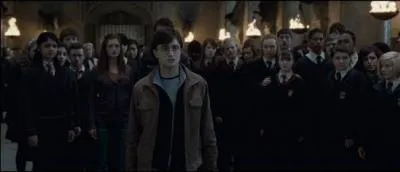 Lord Voldemort, qui a lui aussi convergé avec les Mangemorts vers Poudlard, formule un ultimatum. Il veut qu'on lui livre Harry Potter. Quelle étudiante de la maison Serpentard demande à ce qu'on l'attrape ?