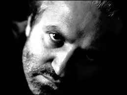 Juillet : Le 15, le monde de la mode est abasourdi par le dcs de Gianni Versace. Dans quelles circonstances est-il dcd ?