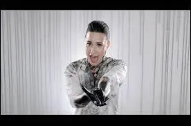 Ensuite, quelle chanson interprte cette chanteuse dans ce clip ?