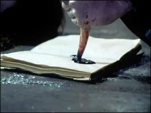 Pour sauver la vie de l'lve de Gryffondor, Harry Potter doit dtruire cet objet du souvenir de Tom Elvis Jedusor. Dans quelles circonstances dtruit-il cet objet et efface-t-il ce souvenir ?