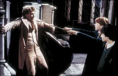 Le souvenir de Tom Elvis Jedusor n'est plus. Ginny Weasley se rveille alors. Tout le monde sort de la chambre en volant grce au phnix. Que crie alors Gilderoy Lockhart, un peu dboussol ?