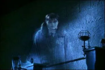 Lors de cette anne scolaire, un drame s'tait dj produit. En effet, une tudiante de Poudlard avait t assassine dans les toilettes des filles. Ce drame tait rest  l'poque irrsolu. Si l'lve en question s'appelle Mimi Geignarde, comment se nomme-t-elle en version originale ?