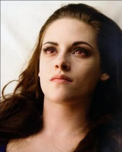 Combien de temps aprs sa  mort  Bella se rveille-t-elle ?