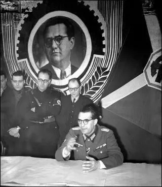 Qui est cet homme,  la tte d'un parti important pendant l'Occupation, en train de tenir un discours ?