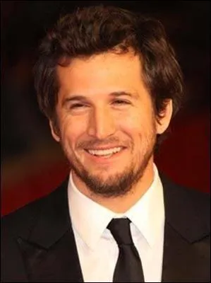 Oui, moi aussi vous me voyez  ct de la photo, mais qui suis-je ?