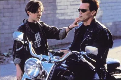 Arnold Schwarzenegger et Edward Furlong dans ce film de science-fiction :