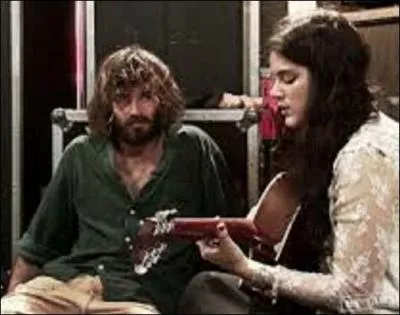 Dans l'mission Taratata, Angus Stone & Soko ont revisit  True Colors . Qui chante ce titre  l'origine ?