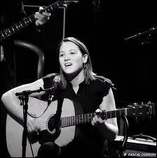 La chanteuse suisse Sophie Hunger a fait une version plus calme de la chanson  Le vent nous portera  de...