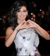 Dans la compilation Hit & Dance 2010 sort son premier titre comment se nomme-t-il ?