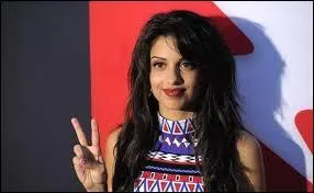 Dans ses chansons  On avance  et  Le sens de la vie , quel sujet aborde-t-elle ?