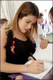 Martina Stoessel est :