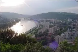 Quelle ville est traverse par le Danube ?