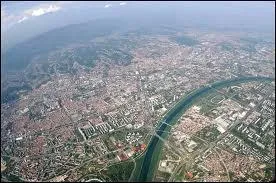 Par quel fleuve la ville de Zagreb est-elle traverse ?