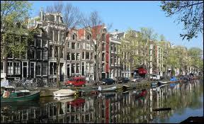 Commenons facile, logiquement la ville d'Amsterdam est traverse par :