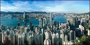 La Pearl traverse la ville de :