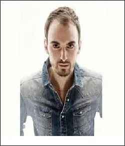 Comment s'appelle ce chanteur ?