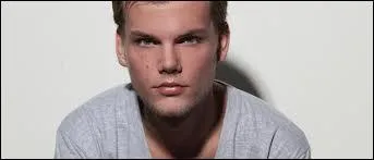 Comment s'appelle ce chanteur ?