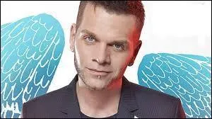 Comment s'appelle ce chanteur ?