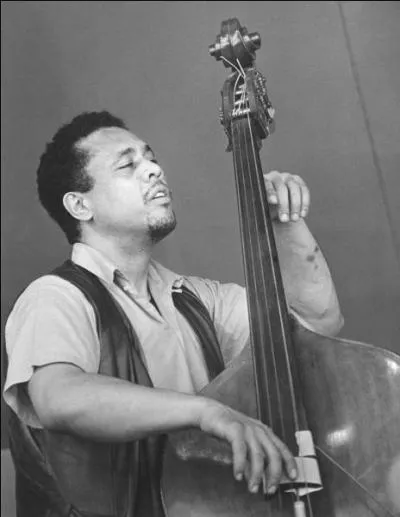 N en Arizona, ce contrebassiste, chef d'orchestre et compositeur a des origines sudoises, afro-amricaines, britanniques et chinoises. Il dcouvre le jazz grce  Duke Ellington mais s'intresse galement  des compositeurs comme Stravinsky, Strauss ou Debussy. Ces influences classiques marqueront certaines des ses compositions.