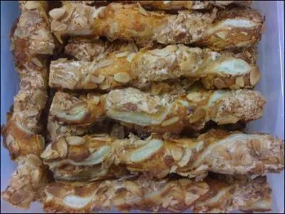 Quel est le nom de ces viennoiseries faites d'un btonnet de pte feuillete torsad ?