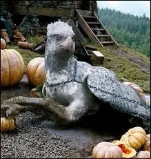 Comment s'appelle cette hippogriffe qui laisse Harry monter sur son dos dans Harry Potter 3 ?