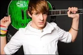 Rocky a appris  jouer de la guitare tout seul, comme un grand.