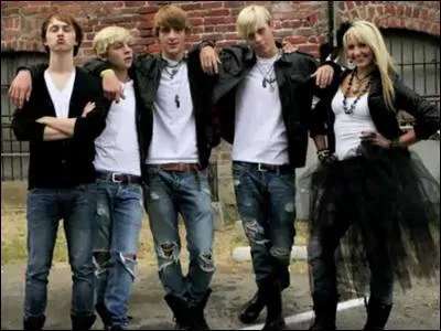 Revenons au groupe, quel label les R5 ont-ils sign ?
