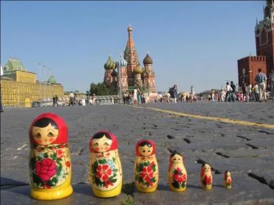 Qui a chant :  La Place Rouge tait vide. Devant moi, marchait Nathalie.  