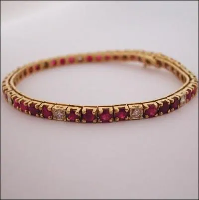 Quel pote a crit :   les poings menus o saignent les rubis  ?