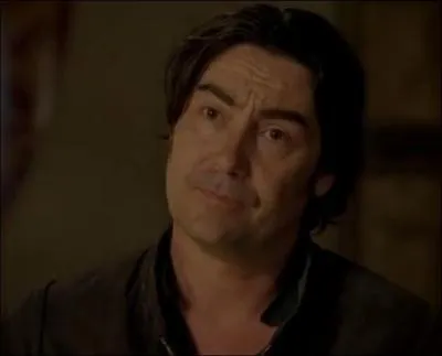 Dans l'pisode 5, qui propose  la reine Carlon d'ensorceler l'pe d'Arthur ?