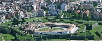 Je vais vous faire visiter la ville de Jaca. Nous serons ...