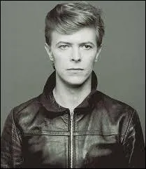 Dans quel film d'Uli Edel, David Bowie apparait-il ?