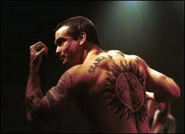 Dans quel film apparat Henry Rollins ( Black Flag ) ?