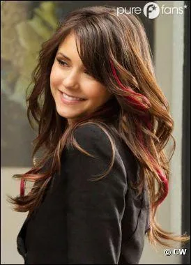 Dans quelle saison Elena se teint-elle les cheveux (une ou deux mches) ?