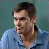 Patrick aimerait en savoir plus sur lui, qui l'aide ?